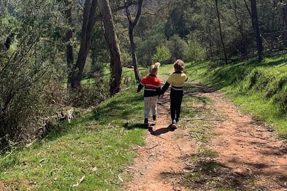 SLIKALA DECU U ŠETNJI, KADA JE KASNIJE POGLEDALA FOTKU PRETRNULA: Centrimenti su ih delili od SMRTI, da li vidite?