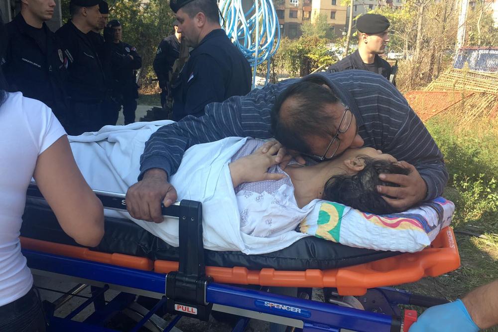 PREKO 20 PRIPADNIKA POLICIJE IZBACILO PORODICU NA ULICU! Ženi oboleloj od RAKA pozlilo, narod skandira, UBICE!