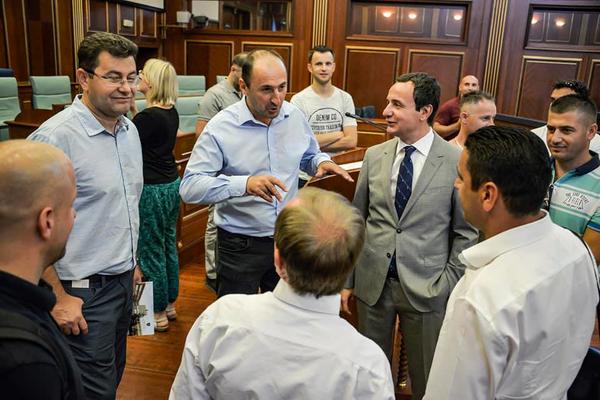 KURTI PLJUNUO NA USTAV KOSOVA, UVODI TROJE SRBA U VLADU! Ovo što je uradio neće mu zaboraviti u Prištini