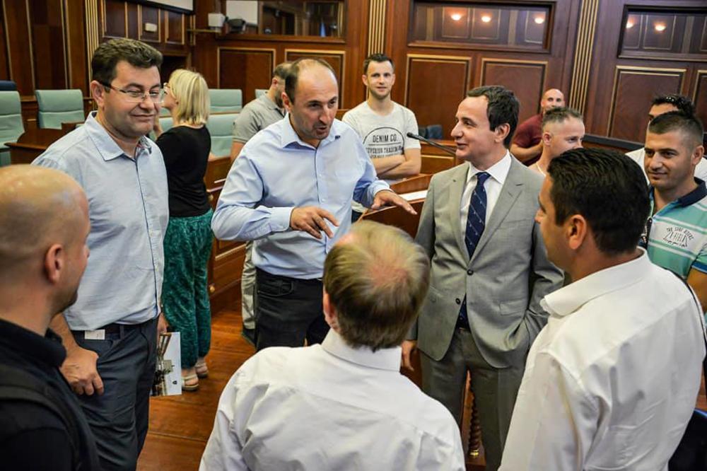 KURTI PLJUNUO NA USTAV KOSOVA, UVODI TROJE SRBA U VLADU! Ovo što je uradio neće mu zaboraviti u Prištini