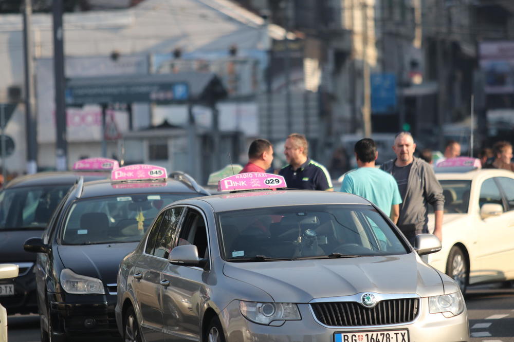SEVALE PESNICE ISPRED AERODROMA U BEOGRADU: Divlji taksista tukao regularnog