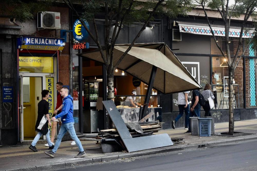 VOZAČ AUTOMOBILA IZGUBIO KONTROLU I ULETEO U PICERIJU! Drama u centru BEOGRADA!