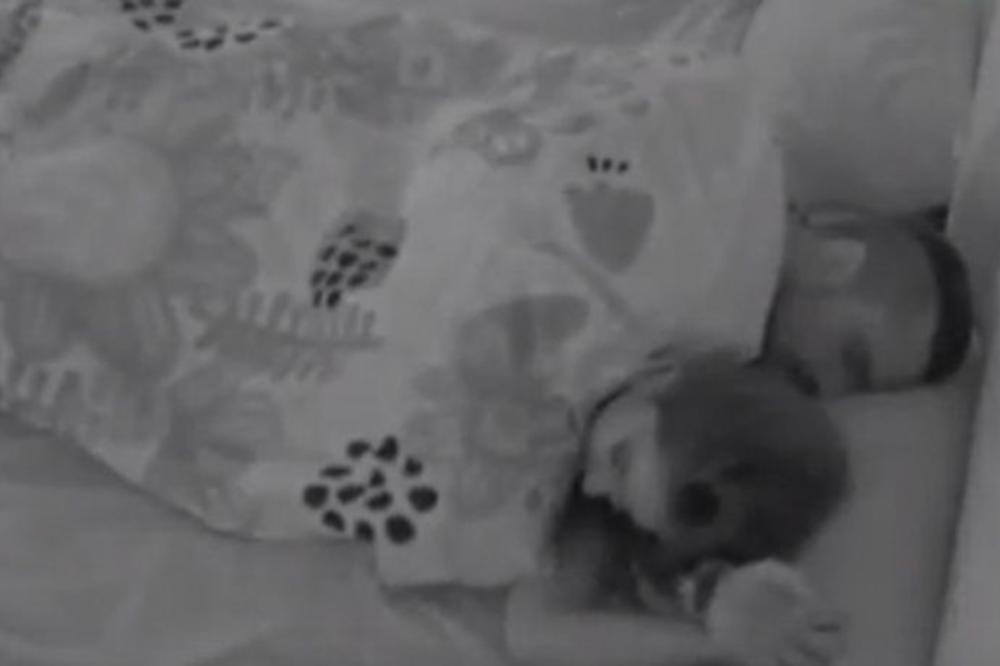 BANE ČOLAK ODVUKAO ZADRUGARKU U KREVET, PA PALA AKCIJA ISPOD POKRIVAČA: Zavlačio joj je ruku na skriveno mesto!