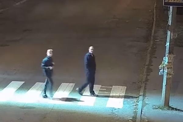 SNIMLJEN UŽASAN NAPAD NA PEŠAČKOM PRELAZU: Izašli su iz LADE i izubijali ovog čoveka! (VIDEO)