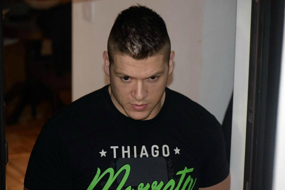 SLOBA NEGIRA TUČU, A JASNO MU SE VIDE CRVENI TRAGOVI NA VRATU: Hoću da spavam, majka mi ide na OPERACIJU