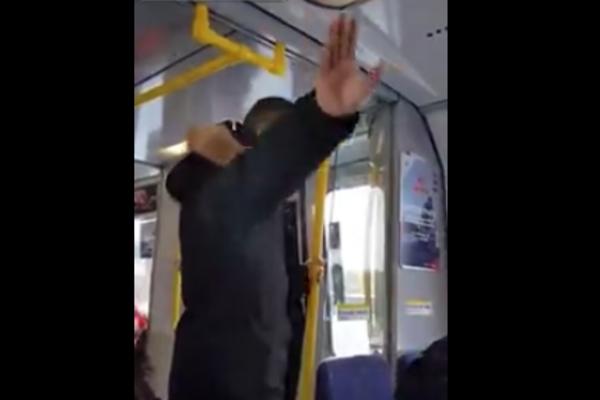 TUKAO STARICU DA BI SEO NA NJENO MESTO: Grozna scena u JAVNOM PREVOZU, putnici nisu reagovali (VIDEO)