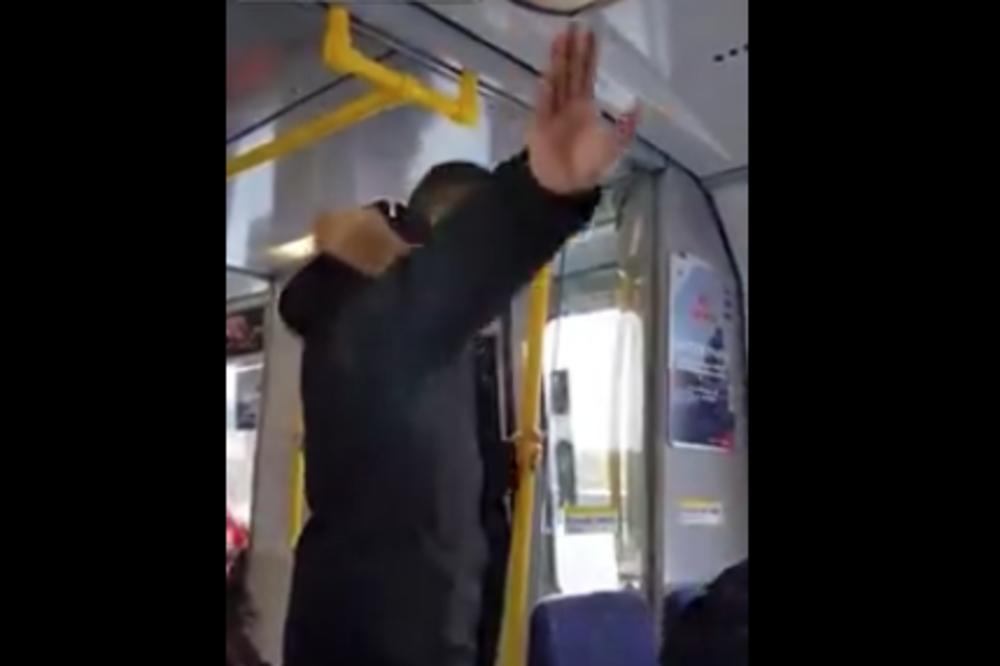 TUKAO STARICU DA BI SEO NA NJENO MESTO: Grozna scena u JAVNOM PREVOZU, putnici nisu reagovali (VIDEO)