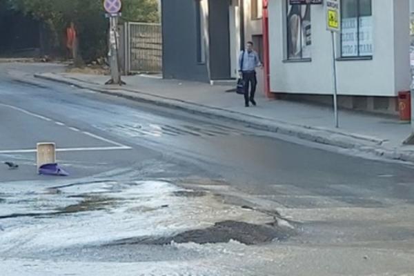UČITELJSKO NASELJE POD VODOM! Pukla cev, na ulicama su POTOCI (FOTO)