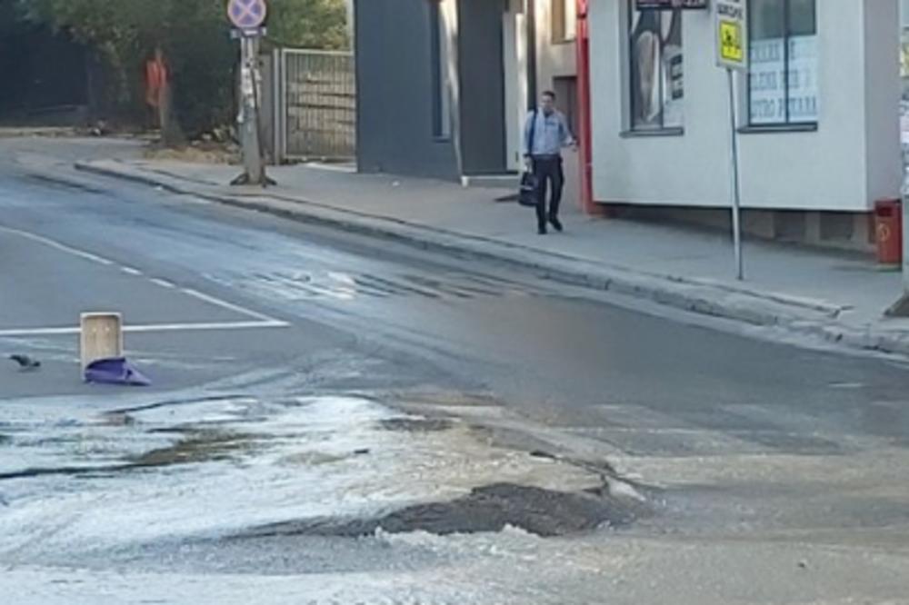 UČITELJSKO NASELJE POD VODOM! Pukla cev, na ulicama su POTOCI (FOTO)