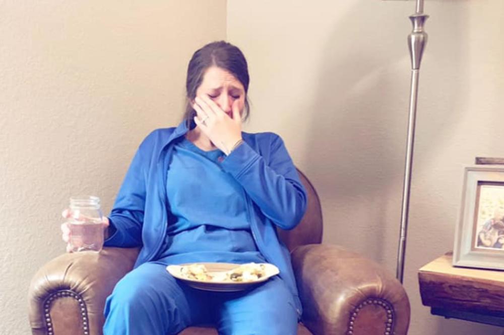 PRIZOR MEDICINSKE SESTRE KOJA PLAČE NAKON 53 SATA RADA DIRNUO SVET: Iza njega se krije potresna priča!