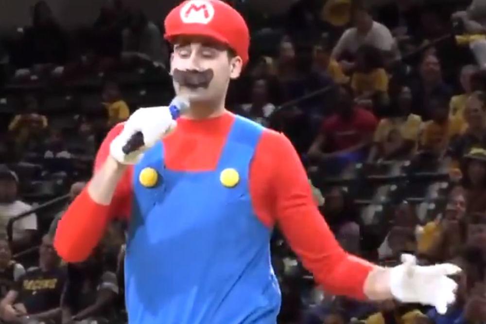 ŠOU KAKAV NISMO VIDELI: Bivši igrač Mege se pojavio u kostimu Super Marija, pa pokidao na NBA debiju!