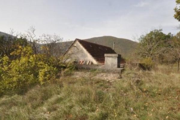 Žarila je i palila 90-ih a onda je postala ALKOHOLIČARKA i propala bez traga! U ovoj SEOSKOJ KUĆI JE ŽIVELA!