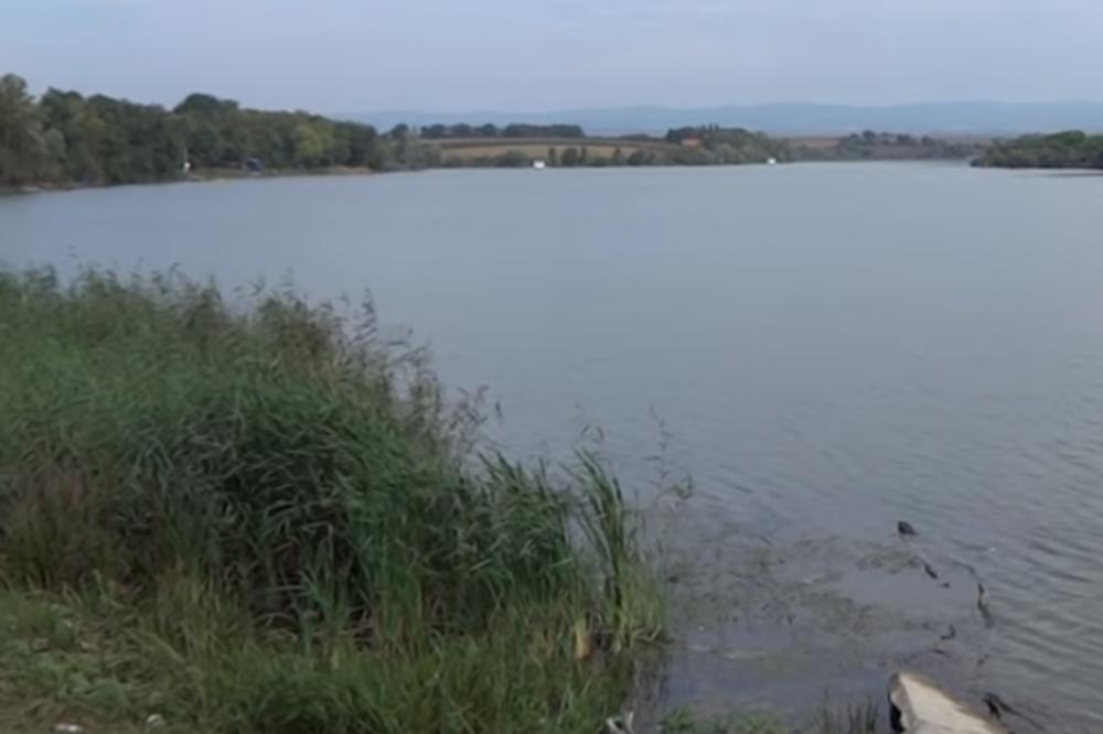 VOZIO SE DUŠEKOM PO JEZERU! Policija intenzivira potragu za mladićem koji se utopio u Bovanskom jezeru