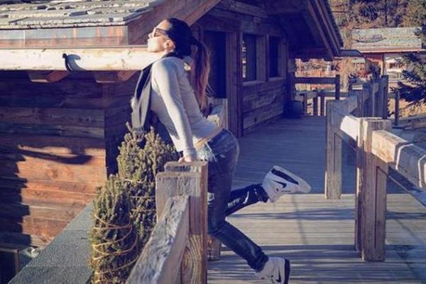 INTERNETOM KRUŽI SNIMAK NAŠE GOLE PEVAČICE?! Sve se dešava u kupatilu!