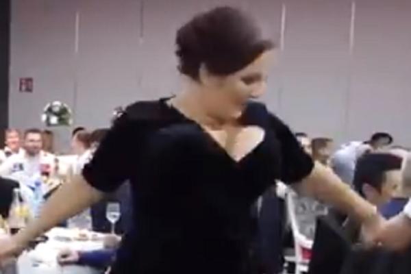 IŠAMARAĆE SE NJIMA, DOŠLE SU JOJ DO NOSA! Snajka je opičila KOLO, ali je odabrala preveliki DEKOLTE! (VIDEO)