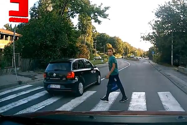 BEOGRAĐANIN ZAMALO DA ZGAZI DETE NA PEŠAČKOM! Projurio je preko pune linije, sekunde su falile da ga pokosi (VIDEO)
