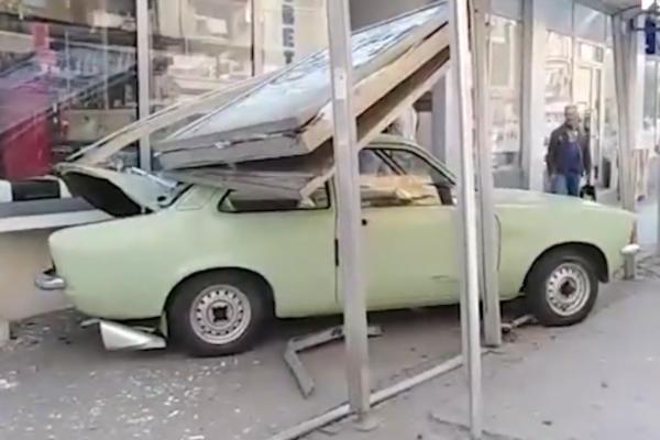 U NIŠU SE DESIO HOROR! Deda (82) ULETEO U AUTOBUSKO STAJALIŠTE, tragedija je IZBEGNUTA ZA DLAKU