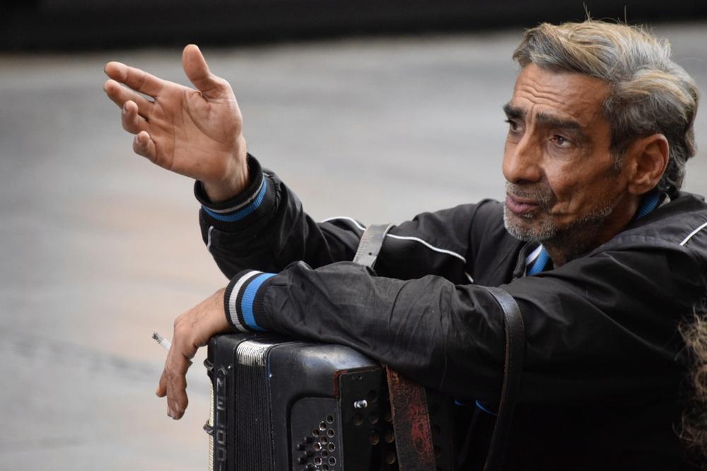 STEVAN UVEK NASMEJAN SVIRA HARMONIKU U KNEZ MIHAJLOVOJ! Svi vole da ga slušaju, ali u njegovim očima se krije BOL