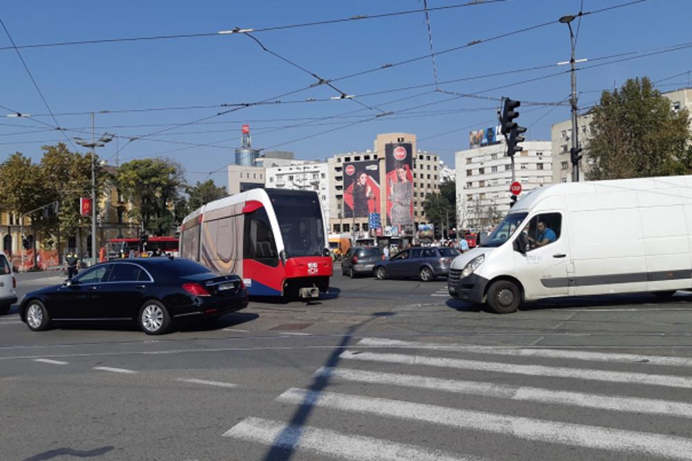 TRAMVAJ ISKOČIO IZ ŠINA USRED BEOGRADA! Pre 2 nedelje se DESILO ISTO!