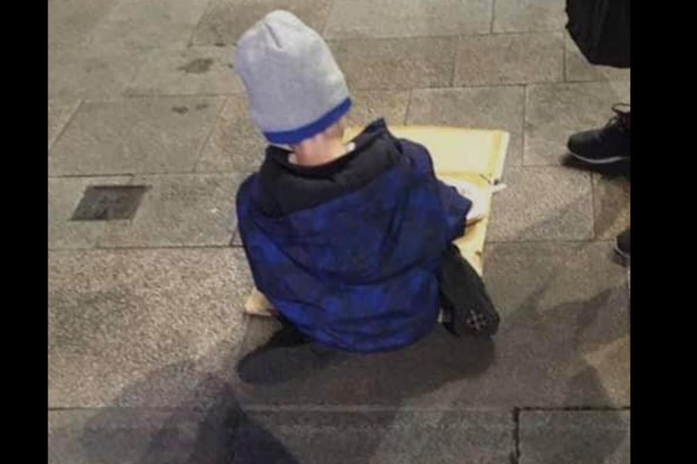 DEČAK BESKUĆNIK (5) JEDE VEČERU SA KARTONA PO LEDENOJ NOĆI: Potresna slika obišla svet, ovo je njegova priča!