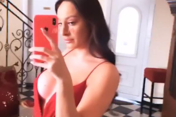 LUNI UMALO ISPALE BRADAVICE: Đoganijeva snimala telefonom svoje OGROMNE GRUDI! Dekolte do pupka OTKRIO PREVIŠE!
