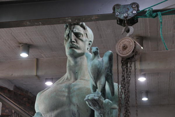 PITANJE NA KOJE MNOGI BEOGRAĐANI I SRBI NE ZNAJU ODGOVOR: Koju pticu u ruci drži Pobednik?