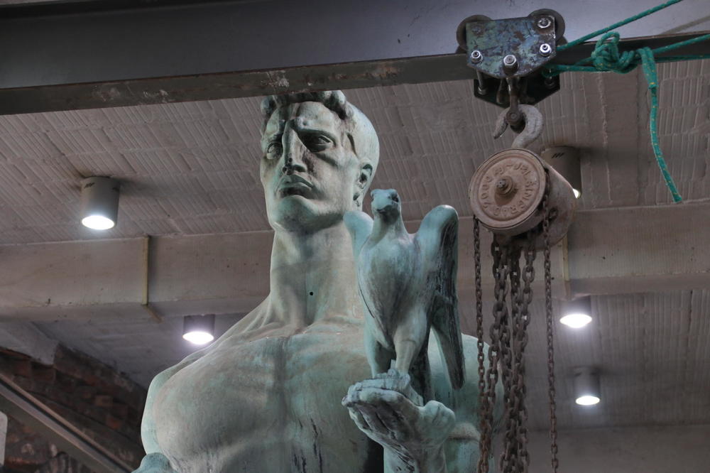 PITANJE NA KOJE MNOGI BEOGRAĐANI I SRBI NE ZNAJU ODGOVOR: Koju pticu u ruci drži Pobednik?