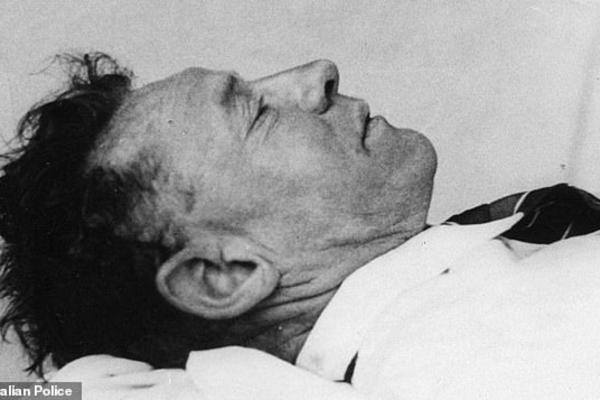 MRTAV ČOVEK U ODELU NAĐEN JE NA PLAŽI SA ČUDNOM PORUKOM: Misterija duga 7 DECENIJA konačno blizu REŠAVANJA (FOTO)