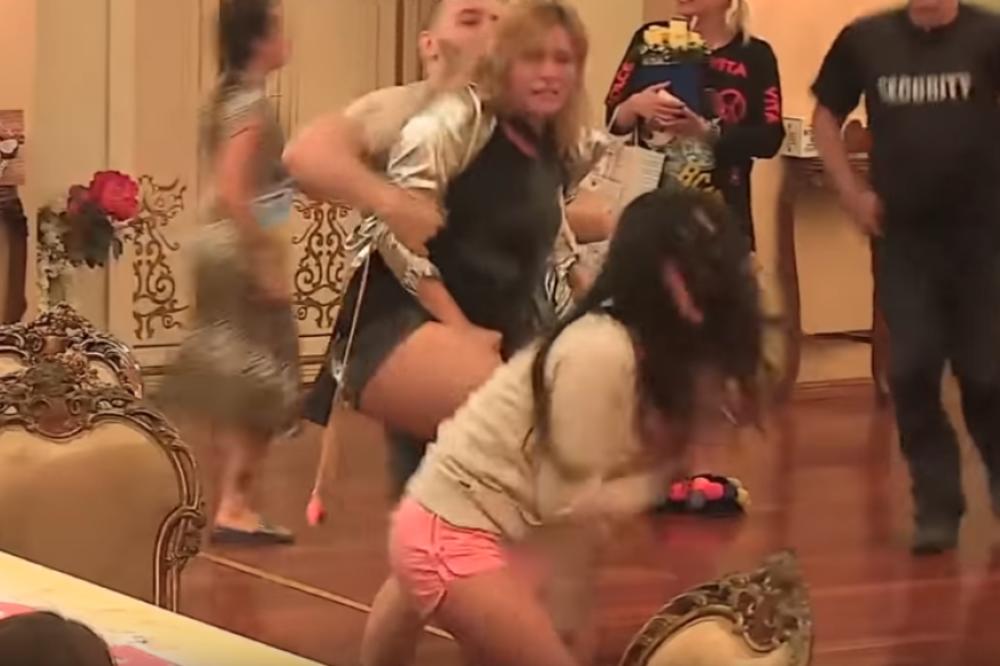 JELENU GOLUBOVIĆ BRUTALNO DAVILI I UDARALI: Masovna TUČA u Parovima! Slomili celu vilu, emisija UGAŠENA! (VIDEO)