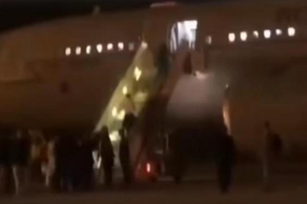 AVION SA KEJT I PRINCOM VILIJAMOM NIJE MOGAO DA SLETI: Drama na nebu, munje paraju oblake! (VIDEO)
