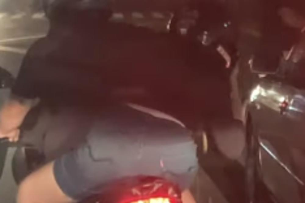 VRHUNSKA RIBA SEDI NA MOTORU: Čekajte da vidite snimak, neće vam biti dobro - bukvalno! (VIDEO)