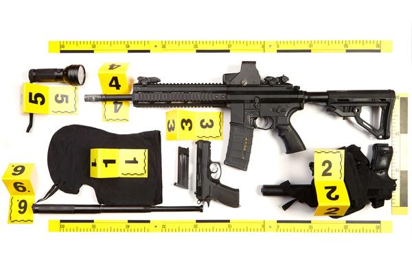 DVOJICA MLADIĆA UHAPŠENA ZBOG ARSENALA ORUŽJA! Ne zna se ko je imao VIŠE, tu ima i BOMBI, PUŠKI, MUNICIJE