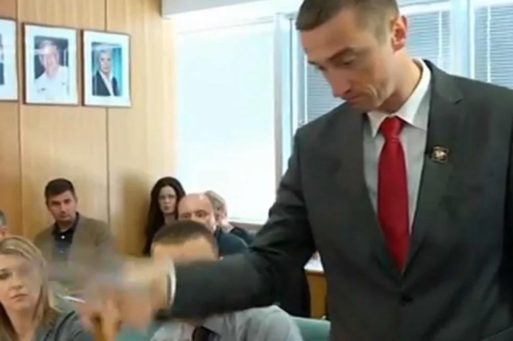 GRADONAČELNIK VUKOVARA BACIO STATUT NA ĆIRILICI NA POD: Penava VREĐAO SRBE na sednici Gradskog veća!