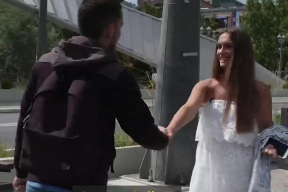 SUSRET SRPKINJE I ALBANCA NA MOSTU U MITROVICI On: Nikad nisam upoznao nijednog Srbina! Ona: Treba da zaboraviš rat