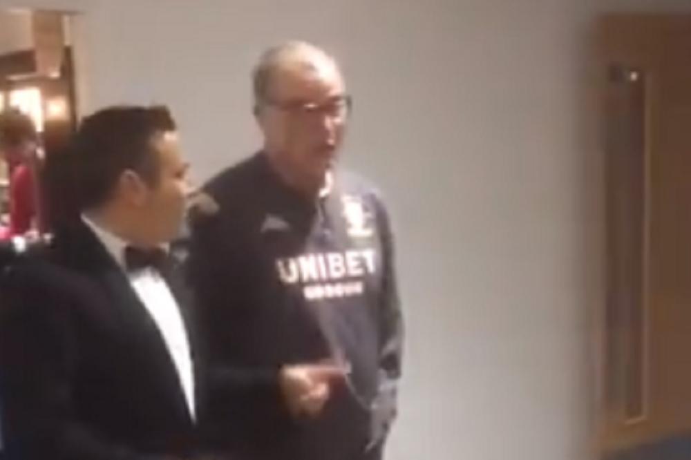 GOSPODIN: Englezi ostali bez teksta kada su videli kako se Ludak Bijelsa obukao za proslavu 100-godišnjice Lidsa!