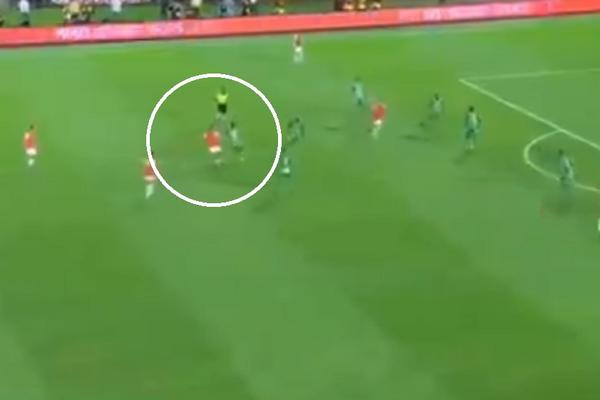 BOG OTAC FUDBALA: Ronaldinjo  se vratio na teren, pa bacio magiju kako samo on ume i zna!