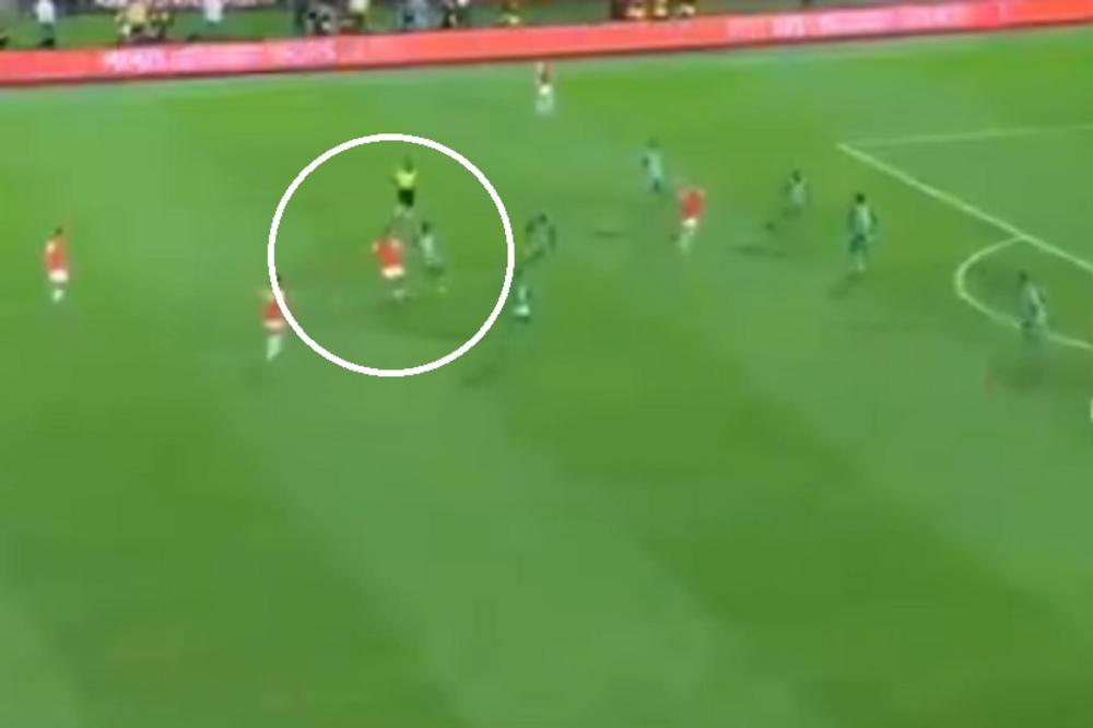 BOG OTAC FUDBALA: Ronaldinjo  se vratio na teren, pa bacio magiju kako samo on ume i zna!