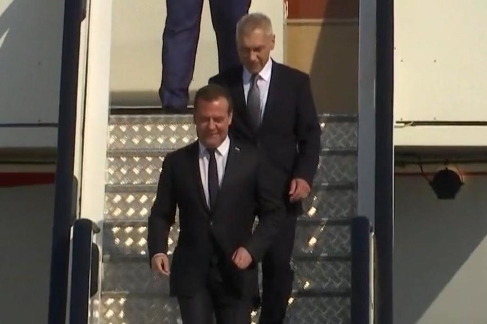 MEDVEDEV SLETEO U BEOGRAD: Vučić dočekao ruskog premijera, počela Sloboda 2 i borba MIG-ova (VIDEO) (UŽIVO)
