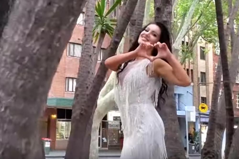 DOK PEVAČICE KUKAJU DA JE KRIZA, ONA KUPUJE NOVU MEČKU! Nije mnogo aktuelna ali IMA PARA ZA MERCEDES!