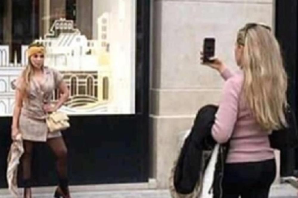 POLUDEĆETE OD BESA KAD VIDITE DRUGI DEO FOTOGRAFIJE! Gospođe se slikale ispred luksuzne prodavnice a ispred njih...