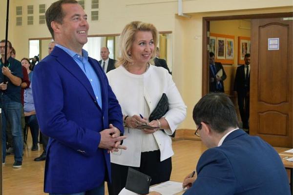 MEDVEDEV U SRBIJU NIJE DOŠAO DOLAZI SAM: Ovo je njegova supruga Svetlana koja vuče KONCE IZ SENKE! (FOTO)