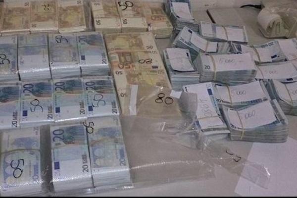 NA KRUŽNOM TOKU KOD KRUŠEVCA IZ SLUŽBENOG VOZILA ISPALA VREĆA S 38 MILIONA DINARA! A obezbeđenje nije ni primetilo!