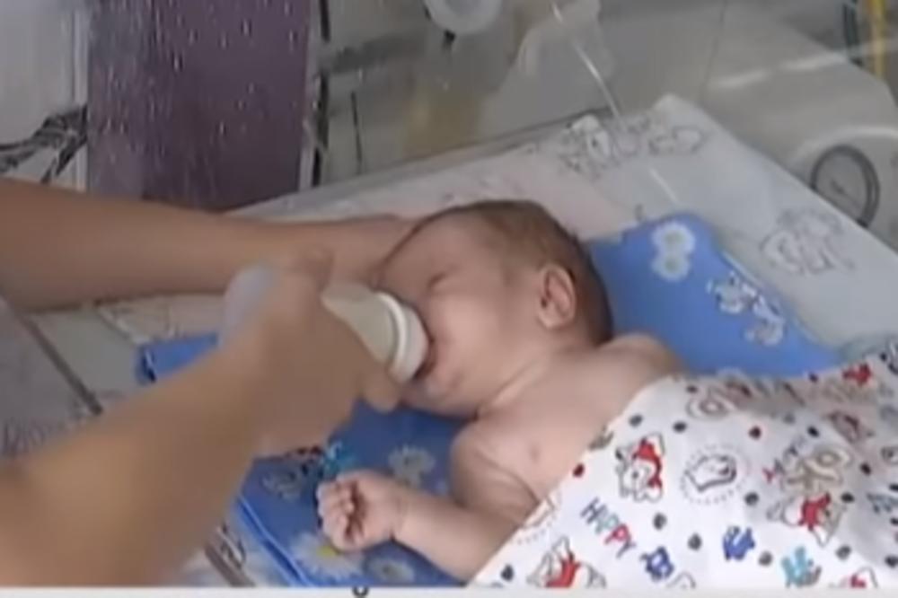 PRETUKLA BEBU, PA IZAŠLA S DEČKOM U ZEZANJE: Komšinica se srušila pred jezivim prizorom! (VIDEO)