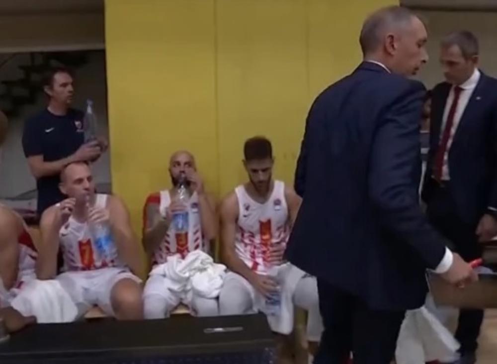 Davidovac i Čović gledaju u trenera 