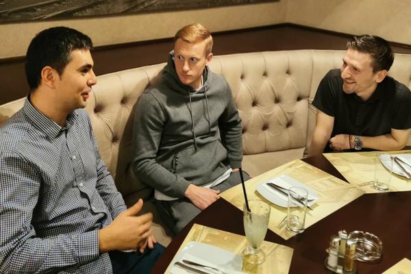 HELENA JE NAJVAŽNIJA: Marin i Pankov večerali sa zvezdašem koji je dao najviše novca u humanitarnoj aukciji!