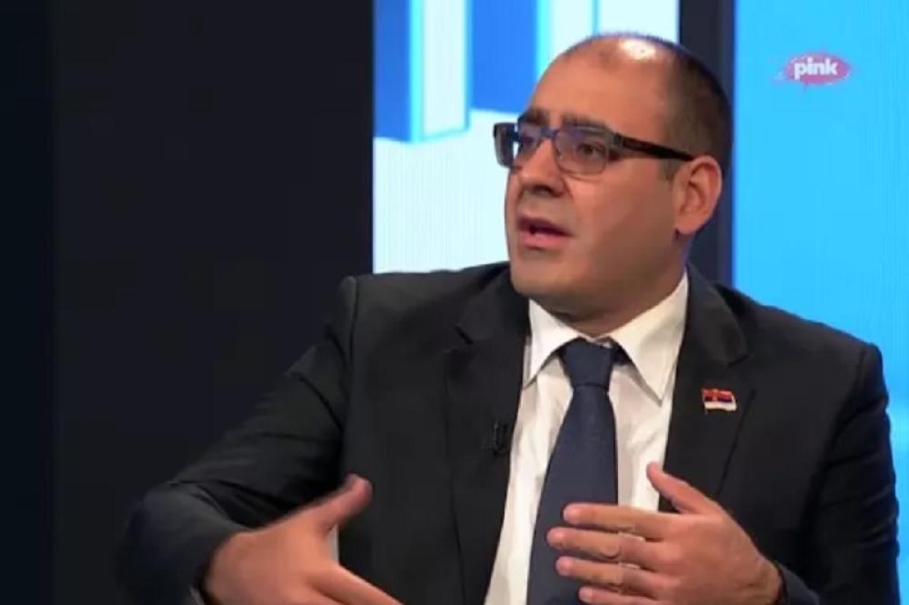 TAKVI BI U LONDONU BILI UPUCANI! Đuka poludeo zbog paljenja Vesićeve knjige, nije imao nimalo ZADRŠKE (VIDEO)