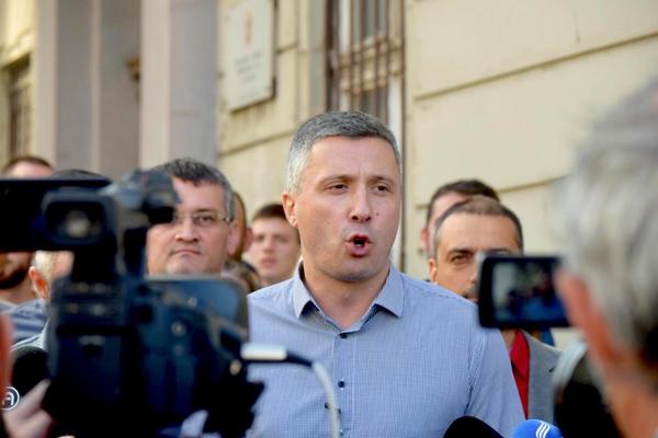 OBRADOVIĆ DOŠAO NA ZAKAZANO ROČIŠTE U PRIVREDNI SUD! Kada je saznao da je ODLOŽENO, nije ĆUTAO! (FOTO)