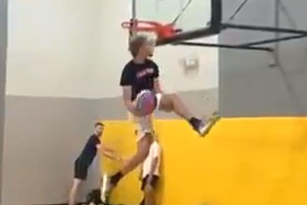 VIDELI SMO ZAKUCAVANJE GODINE: Izveo ga je klinac koji još nije krenuo ni na koledž! Ostali igrači gledali u čudu!