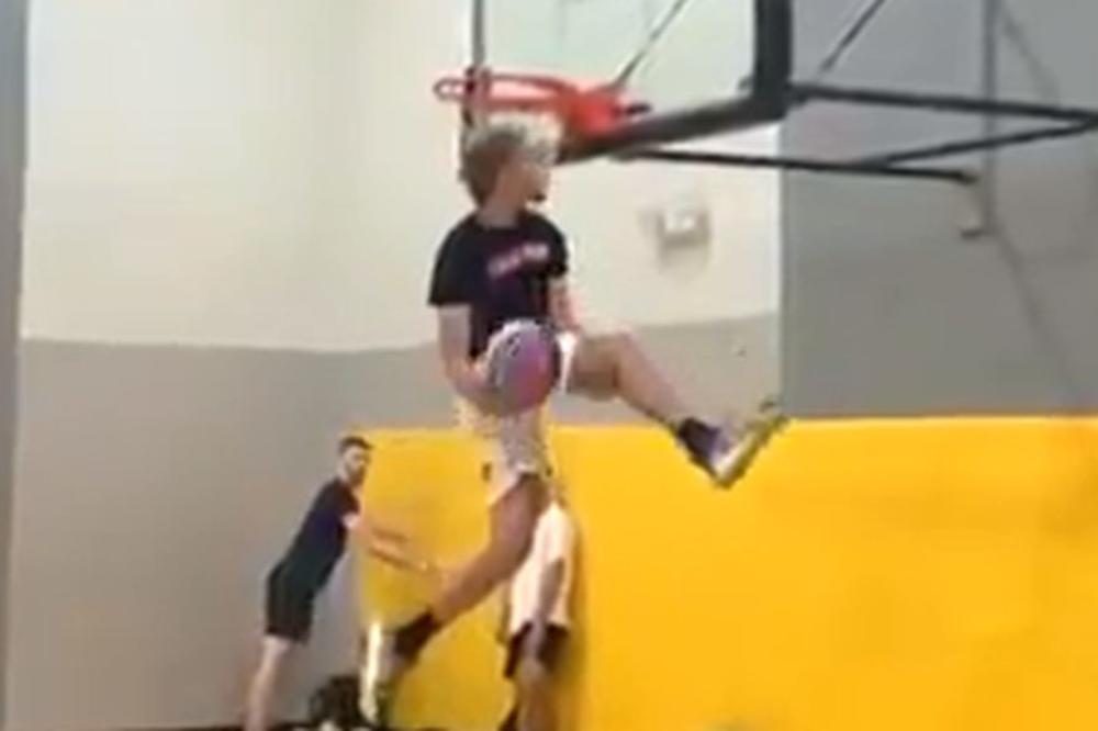 VIDELI SMO ZAKUCAVANJE GODINE: Izveo ga je klinac koji još nije krenuo ni na koledž! Ostali igrači gledali u čudu!