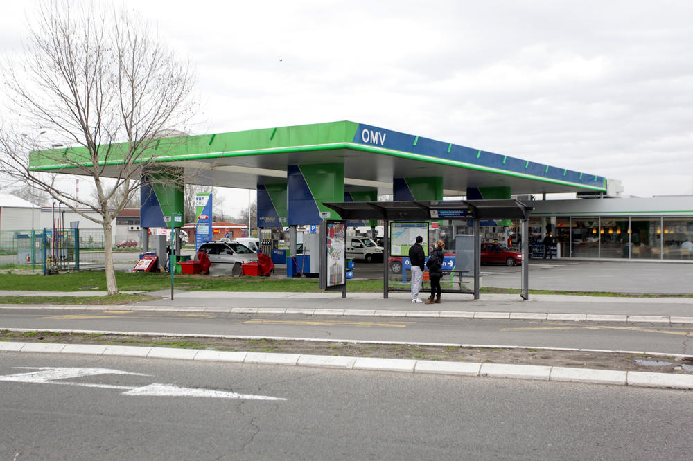 Lopov ukrao auto dok je dete bilo unutra, tetka otišla da plati gorivo! Neviđena drama u Obrenovcu, potraga u toku